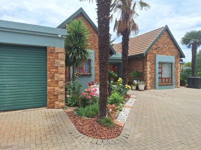 Townhouse For Sale in Strubenvale, Springs